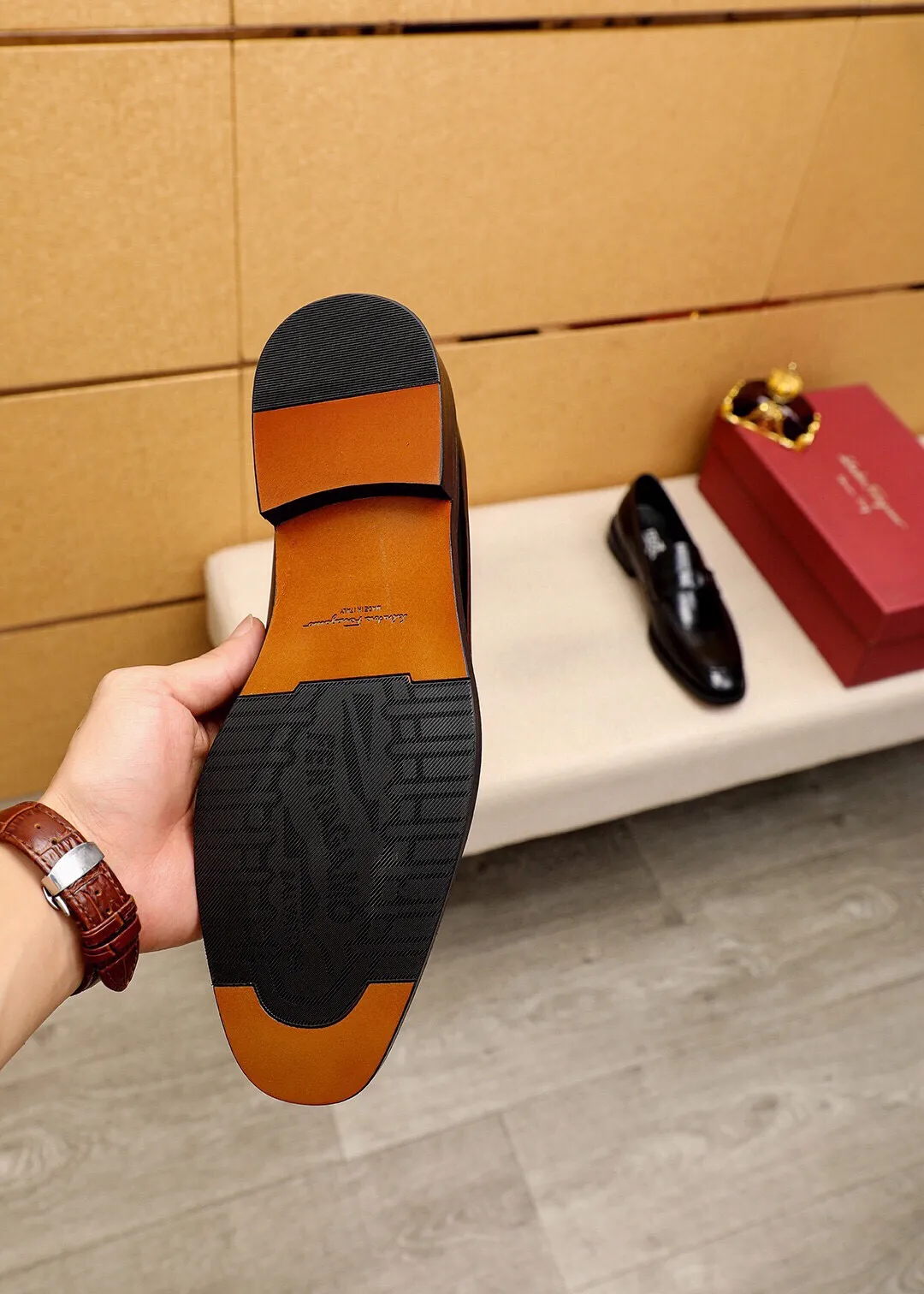 Men's shoes 💰400 💐 Product trademark: Ferragamo "Ferragamo" casual leather shoes Regular size: 39-44 (38.45.46🉑️Customized) Product materials: Selected imported open-edge beaded calfskin upper + classic hardware buckle, imported pig leather lining. Strong three-dimensional visual effect, non-slip and wear-resistant combination outsole Color: 1⃣️color optional